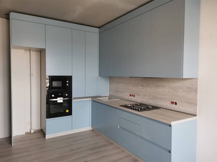 Угловая кухня голубого цвета с высокими верхними шкафами и пеналом, Екатеринбург