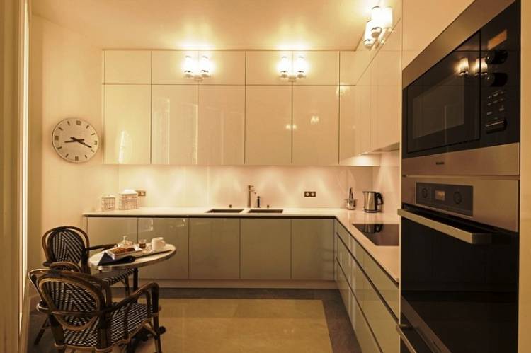 Кухня с высокими шкафами под потолок: 97 фото дизайна