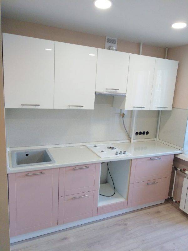 Пыльно-розовый цвет в дизайне кухни