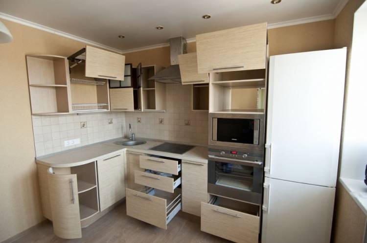 Правила расстановки кухонных шкафов для комфорта и экономии пространств