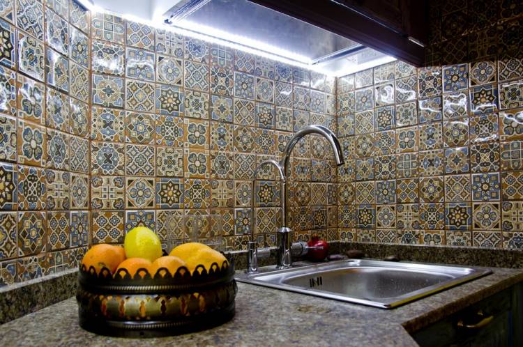 Яркий дизайн интерьера кухни в мавританском стиле