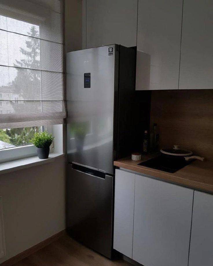 Уютная кухня-малютка в современном стиле с идеально расставленной техникой
