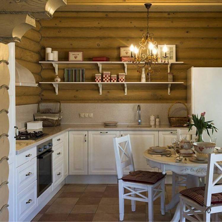 Маленькая кухня в деревянном дом