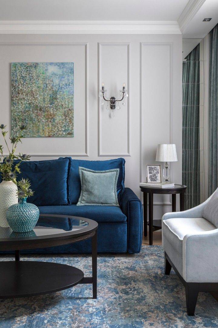 гостиная, синий диван, картина абстракция, шелковый ковер
