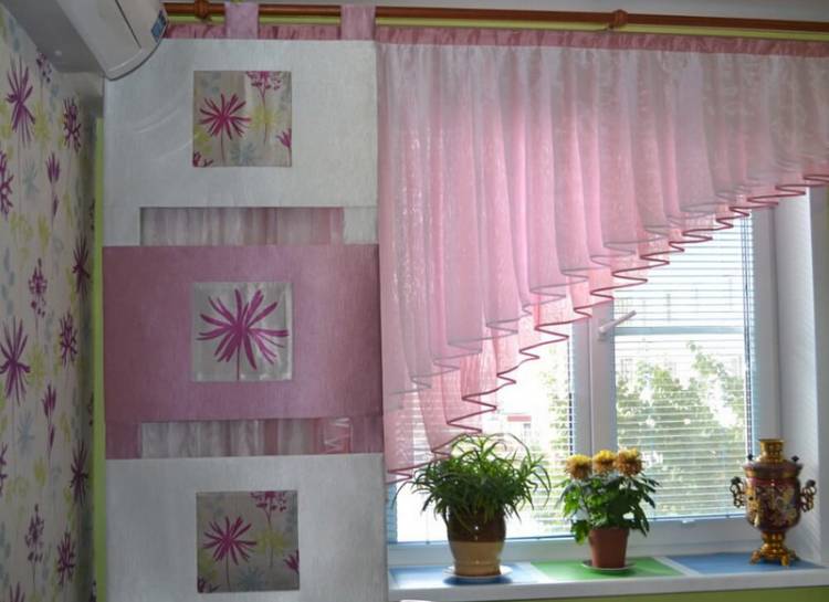 Ассиметричные шторы для кухни, гостиной или спальни на фото, дизайн штор разного уровня