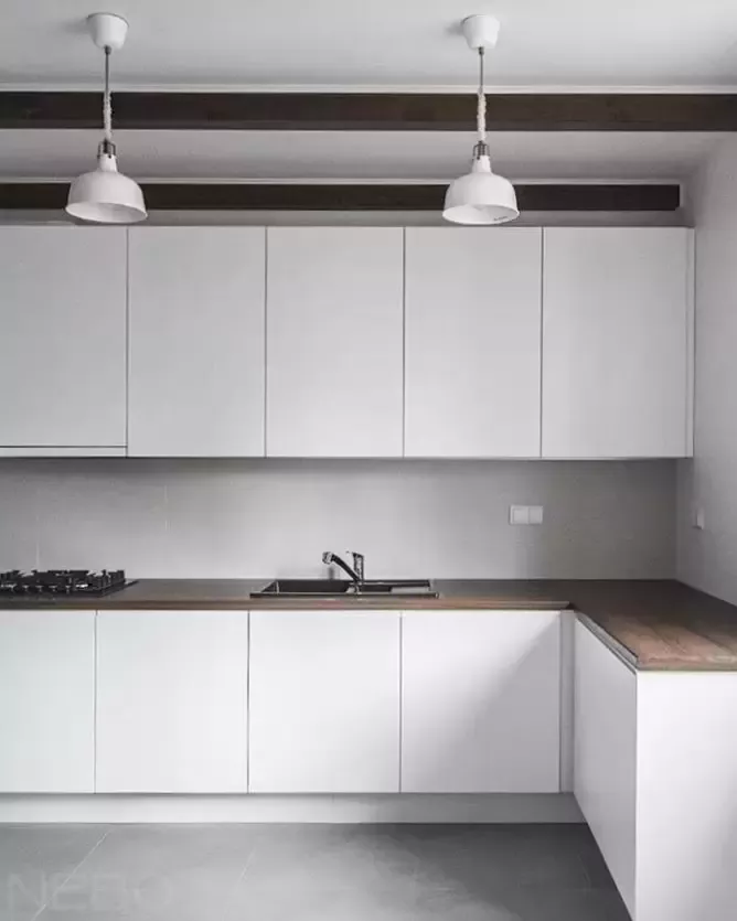 Белая кухня с интегрированными ручками и столешницей из постформинга под темное дерево, изготовленная по индивидуальным размерам и проекту