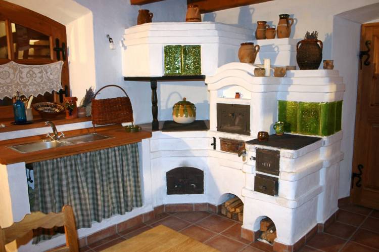 Дизайн кухни с печкой в углу