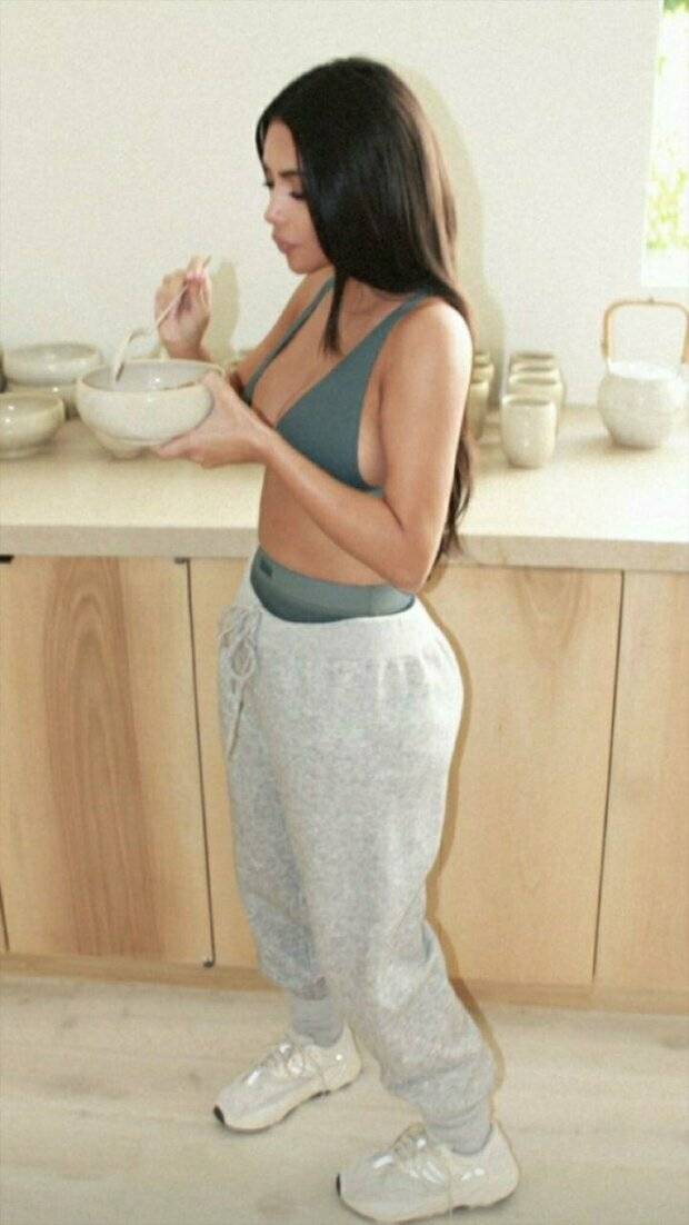 Роскошная Ким Кардашьян показала себя на кухне и засветила горячие формы (ФОТО)