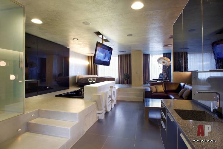 Интерьер квартиры-студии для молодого человека в стиле хай-тек с бетонными стенами