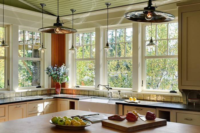 Дизайн окна на кухне с видом на любимый сад