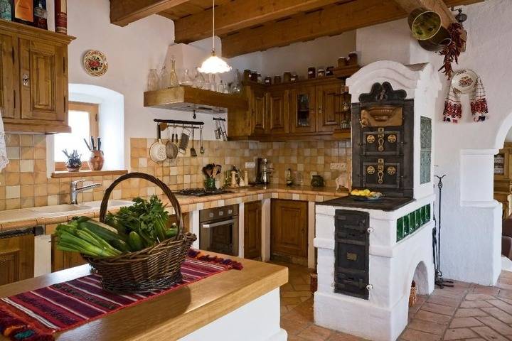 Дизайн интерьера кухни с печкой в частном, маленьком, деревенском дом
