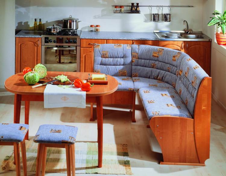 Угловой диван на кухню