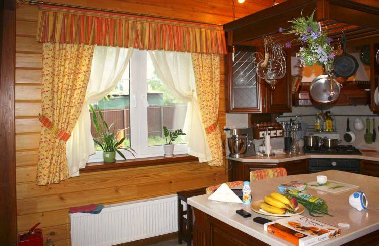 Дизайн штор в деревянную кухню, гостиную, зал, спальню, на дачу