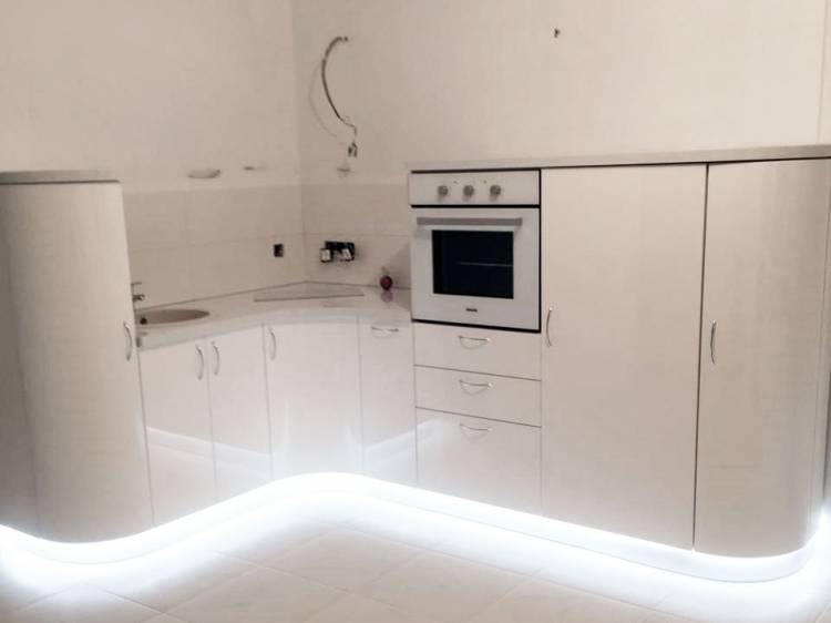 Белая кухня без верхних шкафов: 102 фото в интерьере