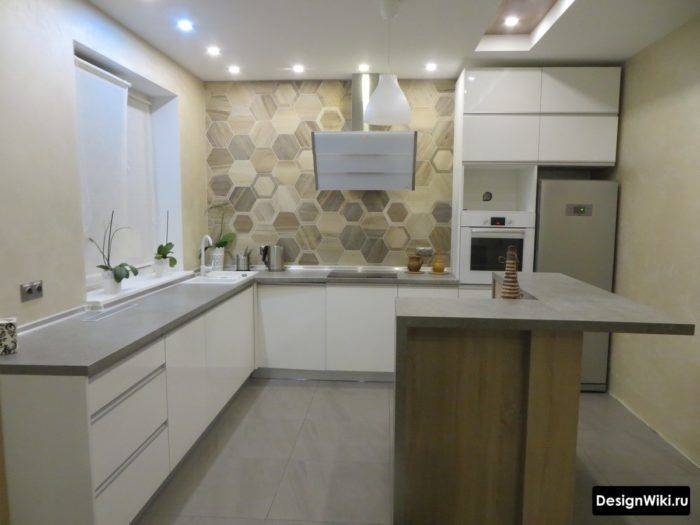 Белая глянцевая кухня без верхних шкафов с пеналом
