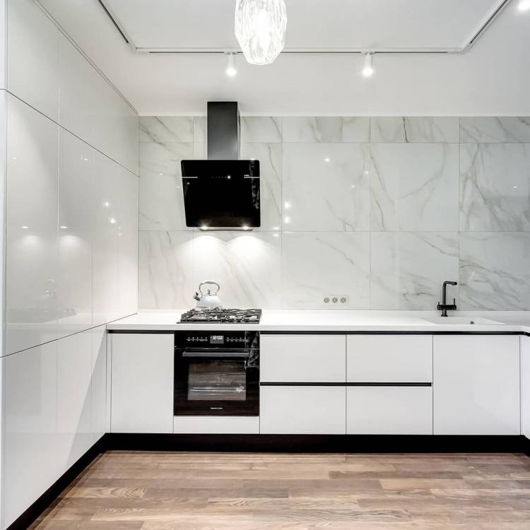 Белая кухня без верхних шкафов: 102 фото в интерьере
