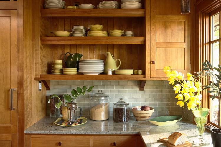 С чем сочетается кухонная мебель из дерева?