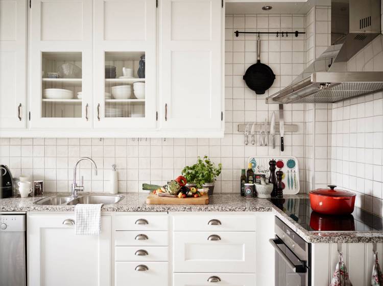Белая уютная кухня в скандинавском стиле