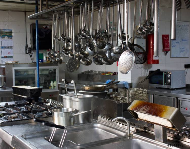 профессиональная кухня в ресторане стальные лезвия, щипцы, скупы и другие инструменты повар