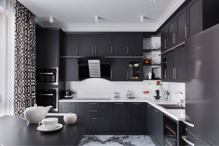 Черно белая маленькая кухня