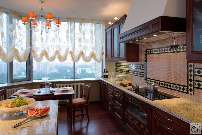 Какие шторы лучше повесить на окна кухни?