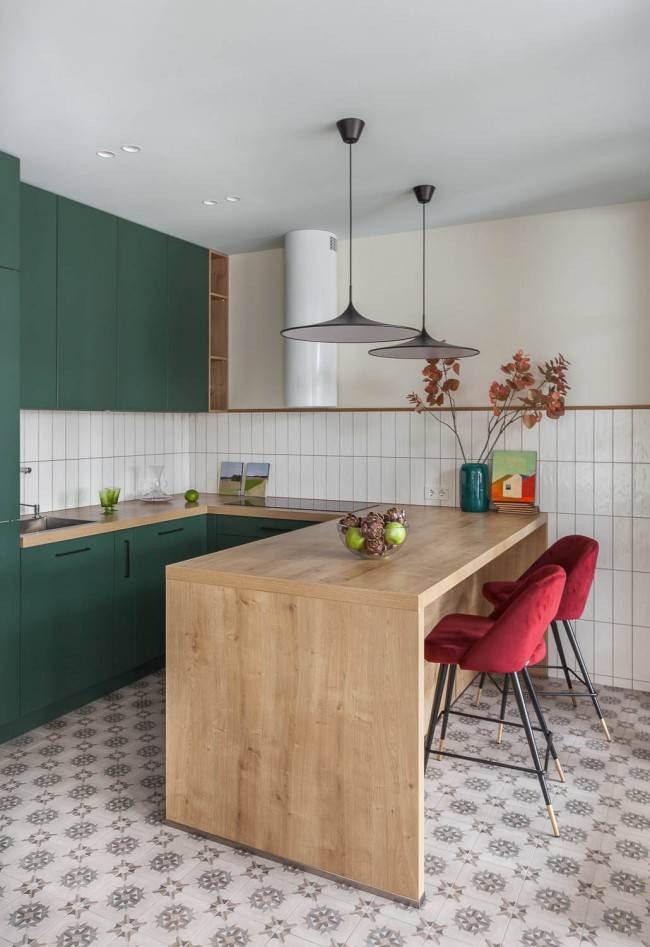 Минималистичная зеленая кухня без окна, но с барной стойкой » Дизайн кухни