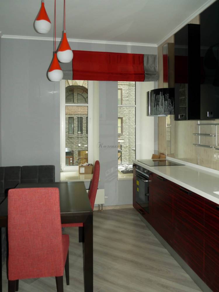 Красные шторы в интерьере гостиной, спальни, на кухню и на окнах в ванной