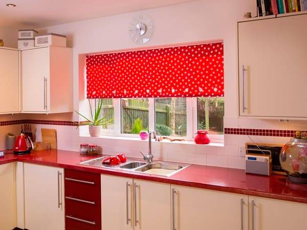 Рулонные шторы на кухню с фото в интерьер
