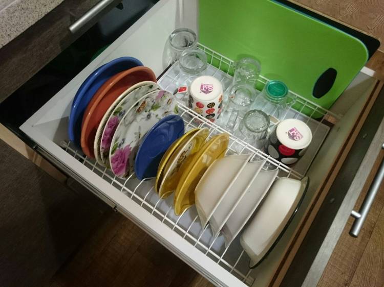 Встраиваемая сушилка для посуды в нижний выдвижной ящик, идея для тех кто хочет сэкономить