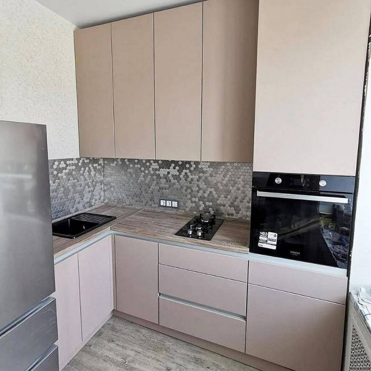 Угловая кухня с пеналом и холодильником: 87 фото дизайна
