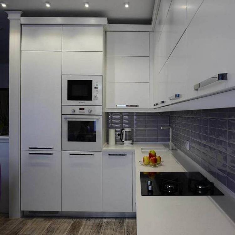 Угловая кухня с пеналом и холодильником