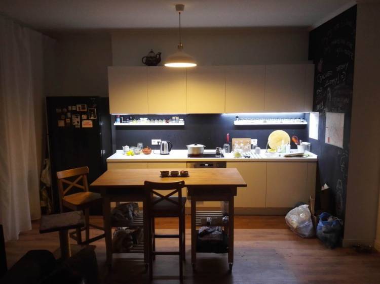 Белая прямая кухня с окрашенными под грифельную доску фартуком и стенами