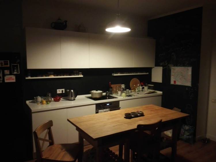 Белая прямая кухня с окрашенными под грифельную доску фартуком и стенами
