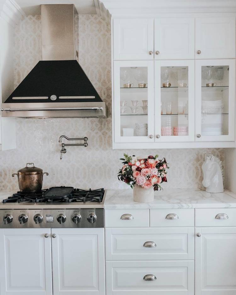 Белая кухня в современном стиле