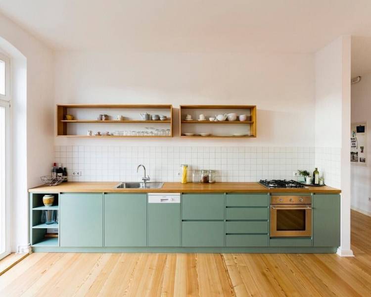 Зеленая кухня без верхних шкафов