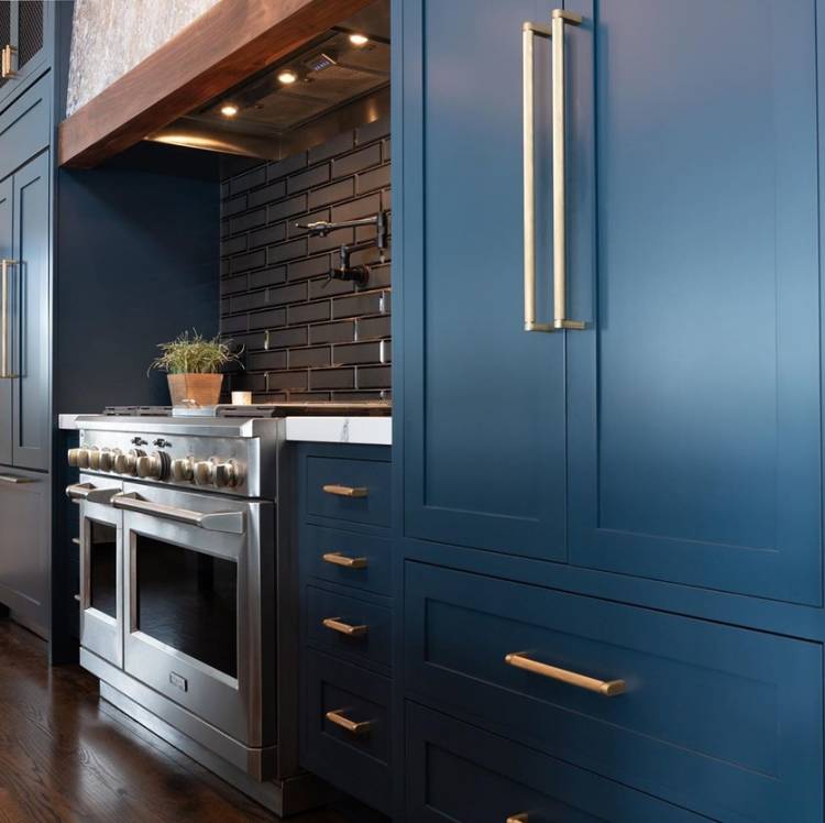 Синий цвет кухни в интерьер
