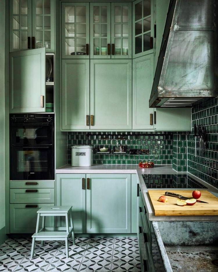 Кухня мятного цвета в интерьер