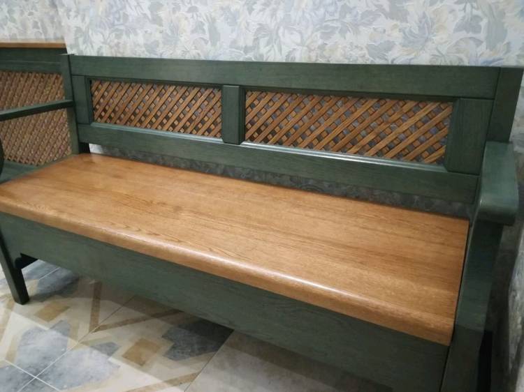 Скамейка с подушками на кухню