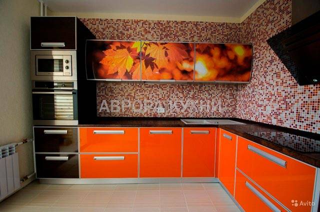 Оранжевая угловая кухня пластик arpa арт