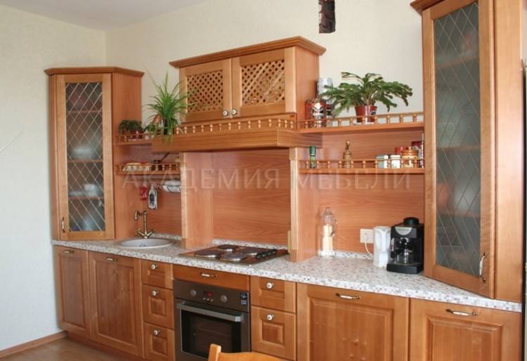 Деревянная классическая кухня с порталом в Томске, фото и