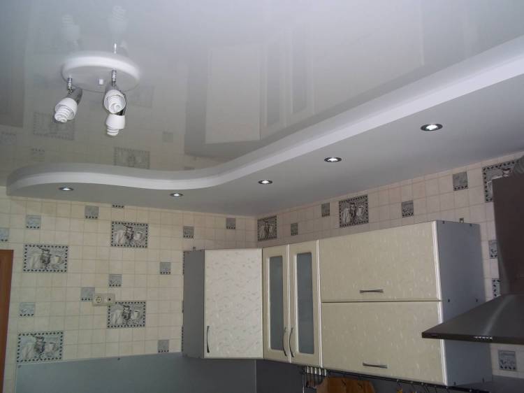 Натяжные потолки на кухне цены с установкой и освещением в Рязани