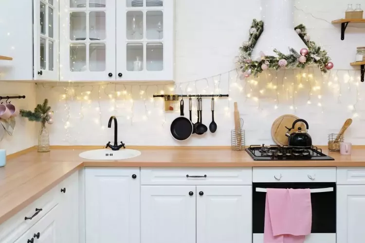 Угловая кухня в классическом стиле с белыми фасадами из крашенного МДФ, стеклянными витринами, столешницей под дерево и черными ручками