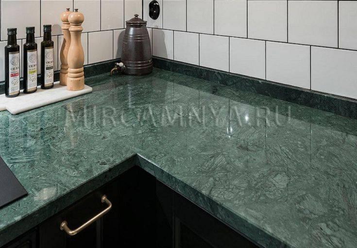 Зеленый мрамор идеально впишется в кухонный интерьер в качестве кухонной столешницы