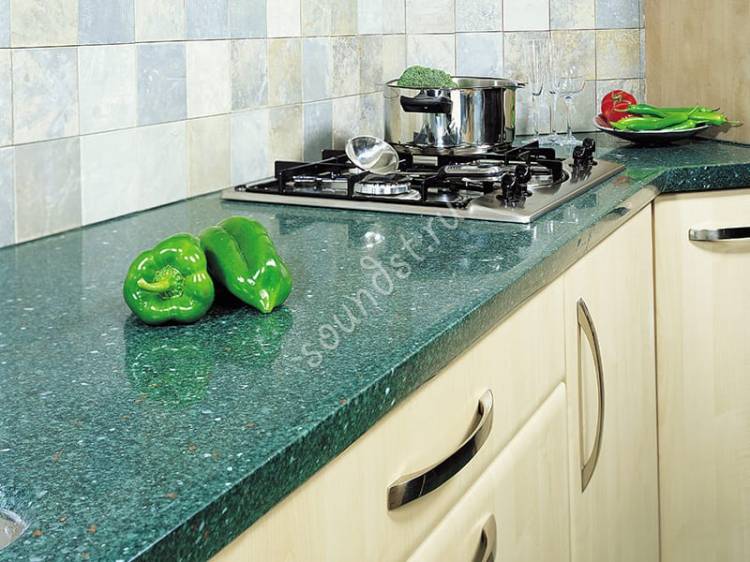 Зелёная кухонная столешница из камня
