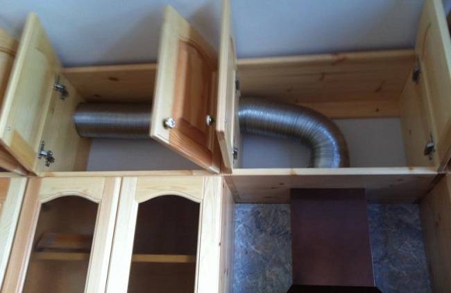 Как спрятать вентиляционную трубу (гофру) от вытяжки на кухне под натяжной потолок или гипсокарт