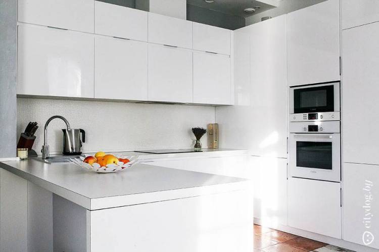 Дизайн белой кухни-гостиной в стиле минимализм