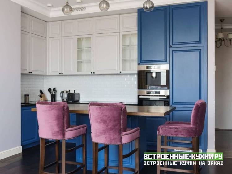 Стильная синяя кухня из МДФ с фрезерованными белыми фасадами