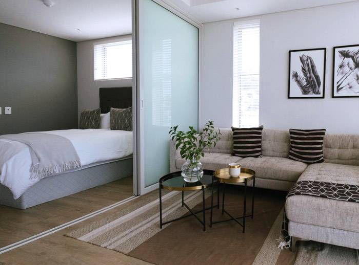 Как отгородить кровать в однокомнатной квартире? Зонирование комнаты в квартир