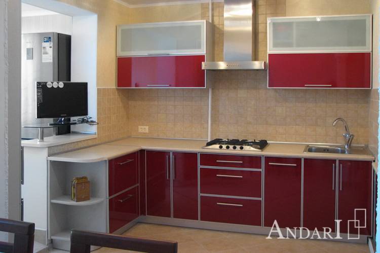 Красная угловая кухня из пластика в алюминиевом профил