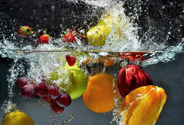 Фотообои с фруктами и овощами в вод
